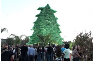 Lübnanlı Chaptini, dünyanın en büyük plastik sedir ağacıyla Guinness Rekorlar Kitabı'na girdi