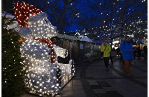 Berlin'de ışıklı dekorlarla süslenen geleneksel Noel pazarı kuruldu