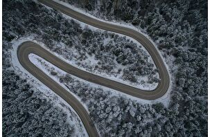 Uludağ'ın beyaza bürünen kıvrımlı yolları eşsiz manzara oluşturdu