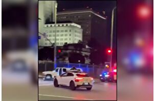 Waymo'nun otonom aracı, ABD'de yolcusu içerideyken polis çatışmasının ortasına geldi