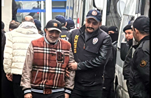 Gözaltında Burbery şıklığı