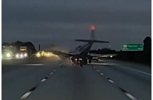 Otoyolda başına uçak düştü