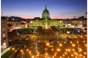 San Francisco Belediye Binası, festival Glow SF kapsamında ışıklandırıldı