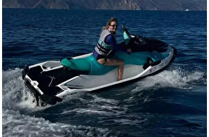 Yasemin Kay Allen’dan Pasifik Okyanusu’nda cesur jet ski gösterisi