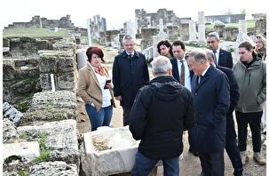 Bülent Eczacıbaşı'ndan antik kent gezisi