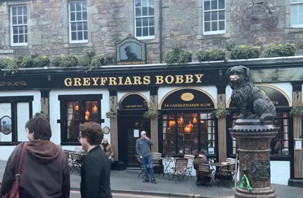 Edinburgh'taki 'Greyfriars Bobby' heykeli ziyaretçilerin ilgisini çekiyor