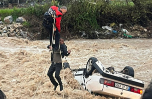 Sele kapılan otomobildekiler için nefes kesen operasyon