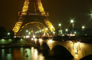 Eyfel Kulesi'nin ışıkları 'Dünya Saati' etkinliğinde kapatıldı