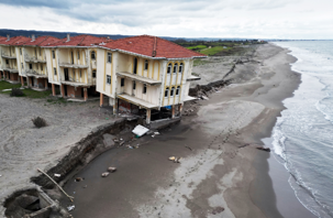 Karadeniz, villaları yutmak üzere