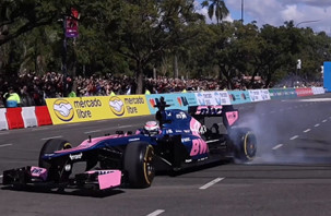 Formula 1 pilotu Franco Colapinto Buenos Aires’te gösteri sürüşü yaptı​​​​​​​