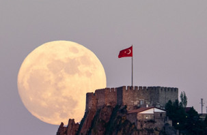 Başkentte dolunay manzarası