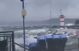 7,8'lik depremin tsunamisi kıyılara ulaştı