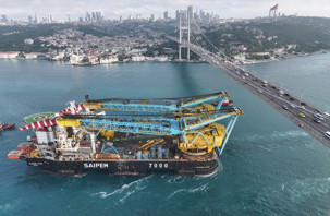 Boğaz'da trafik durdu dev vinç gemisi geçti