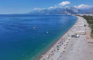 Antalya sahillerinde yaz yoğunluğu