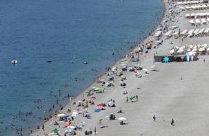 Antalya'da termometreler yükseldi, plajlar doldu