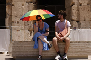 Roma'da turistler sıcak havada serinlemeye çalışıyor