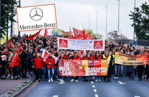 Mercedes-Benz'de işçilerden kitlesel protesto