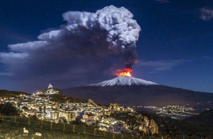 Etna güçlü kül püskürttü uçuşlara sınır geldi