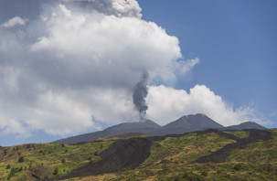 İtalya'da Etna Yanardağı yeniden kül püskürttü