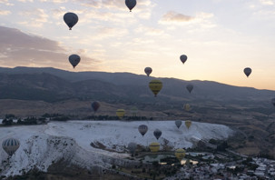 Pamukkale'de tarih, doğa ve gökyüzü buluşuyor
