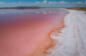Tuz Gölü pembe ve kırmızıya büründü