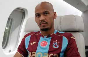 Formayı giydi uçağa bindi