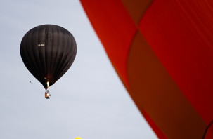 İtalya'da gökyüzü sıcak hava balonlarıyla renklendi