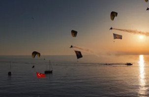 Ölüdeniz'de gökyüzü şöleni