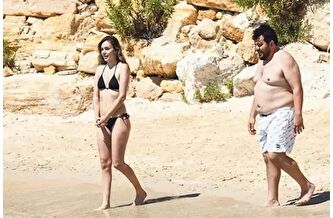 Berfu-Eser Yenenler çifti deniz keyfine üşüyerek başladı