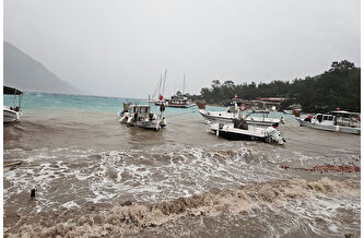 Şiddetli yağış Bodrum’da hayatı felç etti