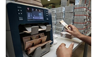Bankalardaki mevduatlar düştü, krediler arttı