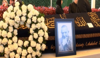 Hayırsever patrona beyaz ortancalarla veda