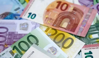 Siyasi ve mali belirsizlik euroya değer kaybettiriyor