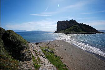İzmir'in yürüyerek ulaşılabilen doğal güzelliği Çıfıt Adası görenleri cezbediyor