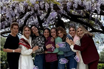 Arzu Sabancı ve arkadaşlarından mor salkım altında poz
