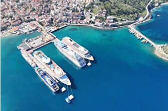 Kuşadası'na bir günde 5 kruvaziyer demirledi