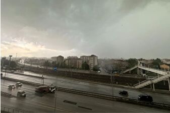 Sakarya ve Kocaeli'de dolu fırtınası: Gündüz geceye döndü, fırtınada çöp kutuları sürüklendi