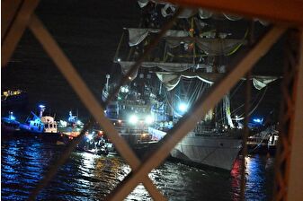 New York'taki Brooklyn köprüsüne Meksika gemisi çarptı: 2 ölü, 19 yaralı