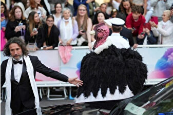 Kıyafet yasağına rağmen kuş kostümüyle kırmızı halıya çıktı, Cannes’ta gündem oldu