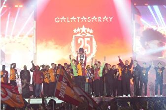 Galatasaray şampiyonluk kupasını aldı, Yenikapı'daki kutlamalarda unutulmaz anlar