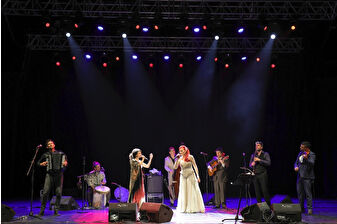 Candan Erçetin ve Barcelona Gipsy Balkan Orchestra, Harbiye’de aynı sahnede buluştu