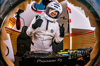 Türk sanatçı Burak Yeter, stratosferde gerçekleştirdiği DJ performansıyla Guinness Rekorlar Kitabı'na girdi