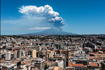 Etna Yanardağı patladı, kırmızı kod ilan edildi