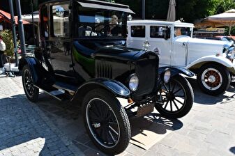 Klasik otomobil tutkunları Kosova'da festivalde buluştu