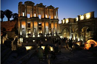 UNESCO Dünya Mirası Listesi'nde yer alan Efes Antik Kenti'nde gece müzeciliği başladı