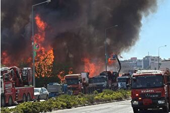 Kocaeli'de palet fabrikasında büyük yangın