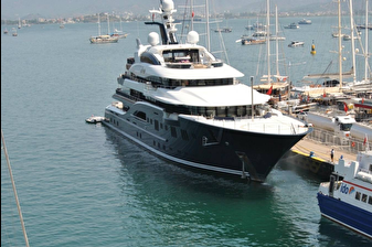 Suudi Arabistan Prensi'nin yatına Fethiye'de 6 tır ile getirilen 140 ton yakıt ikmal edildi