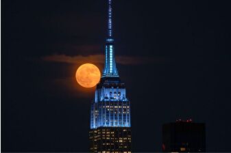 New York'ta gökdelenler arasında 'Çilek dolunayı'