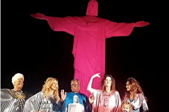 Rio de Janeiro'da defile gecesi yaşandı