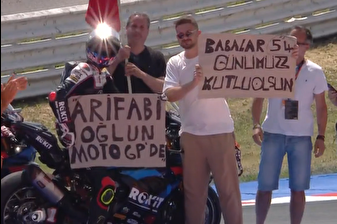 Şampiyon motosikletçi Toprak Razgatlıoğlu kazandığı yarış sonrası açtığı pankartla babasını andı